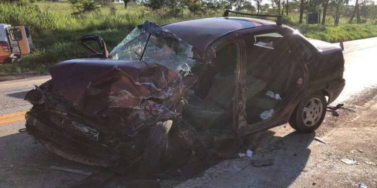 Idoso fica gravemente ferido ao bater carro de frente com caminhão na MG-050, em Itaúna