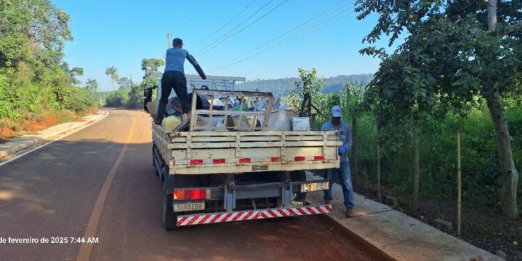 Mutirão de Limpeza em Córrego Fundo combate focos da dengue e remove cinco caminhões de lixo