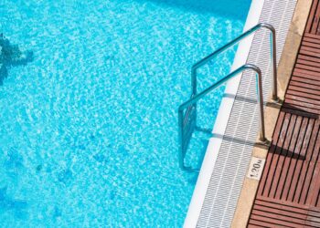 Irmãos gêmeos de 1 ano morrem afogados em piscina na Zona da Mata