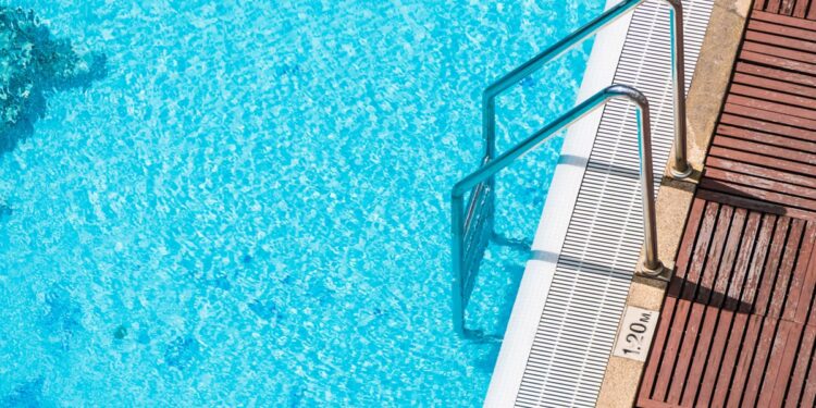 Irmãos gêmeos de 1 ano morrem afogados em piscina na Zona da Mata