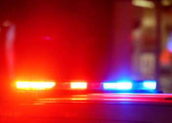 Arcos: casal é preso por negligência e agressão após deixar filha de 7 anos sozinha na rua