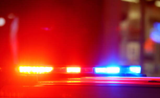 Arcos: casal é preso por negligência e agressão após deixar filha de 7 anos sozinha na rua