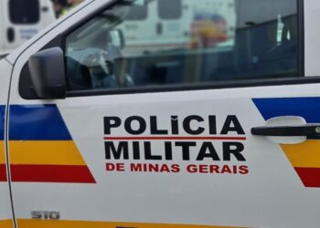 Homem veste camisola e deita na cama de casal após invadir e furtar residência