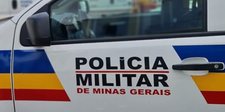 Homem veste camisola e deita na cama de casal após invadir e furtar residência