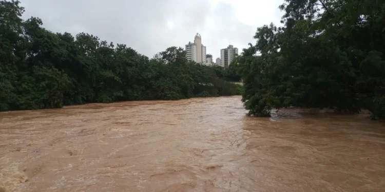 Nível do Rio Itapecerica sobe e coloca Divinópolis em estado de atenção e alerta