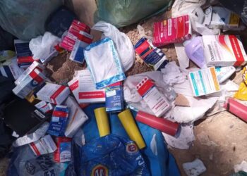 Remédios são descartados irregularmente em estrada rural de Arcos