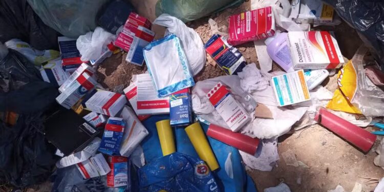 Remédios são descartados irregularmente em estrada rural de Arcos
