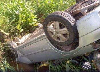 Carro capota e cai em abismo durante perseguição policial na Zona da Mata mineira