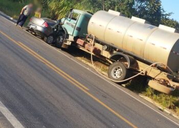 Acidente entre carro e caminhão mata três adultos e uma criança na BR-354, em Candeias