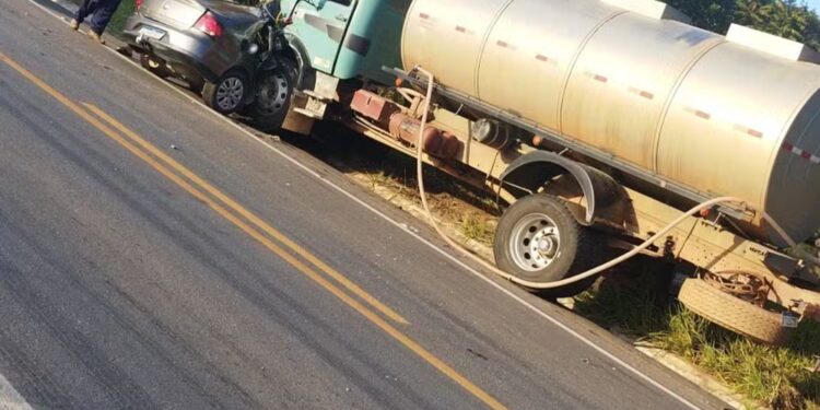 Acidente entre carro e caminhão mata três adultos e uma criança na BR-354, em Candeias