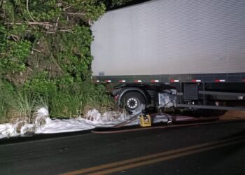 BR-354: Carreta se acidenta e derrama óleo na pista, causando risco de acidente em Formiga