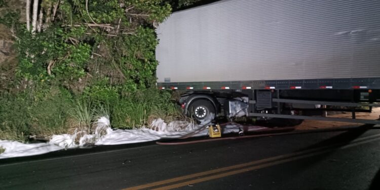 BR-354: Carreta se acidenta e derrama óleo na pista, causando risco de acidente em Formiga