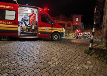 Jovem fica ferido após acidente no cruzamento da linha férrea, no Centro de Formiga