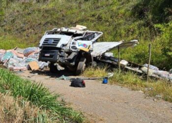 Dois acidentes próximos na BR-381 deixam uma pessoa morta e três feridas