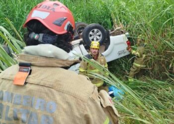 Motorista tem crise de tosse e capota veículo com esposa e 2 crianças