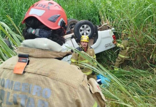 Motorista tem crise de tosse e capota veículo com esposa e 2 crianças