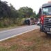 Motorista de caminhão carregado com mamão morre em acidente na MGC-135
