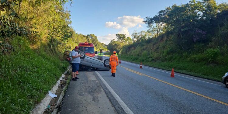 Três pessoas ficam feridas após veículo capotar na MG-050 em Formiga