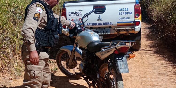 Motociclista é preso por direção perigosa e posse de drogas na zona rural de Formiga