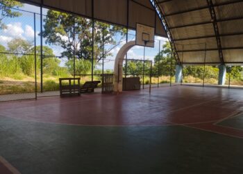 Falta de iluminação e manutenção transforma quadra  no bairro Ouro Negro em ponto de uso de drogas e vandalismo