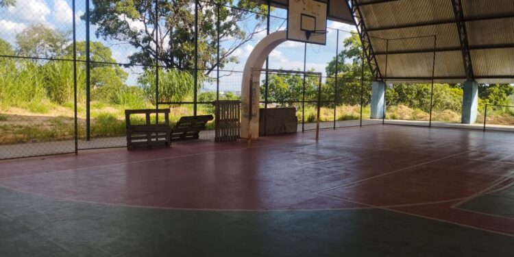 Falta de iluminação e manutenção transforma quadra no bairro Ouro Negro em ponto de uso de drogas e vandalismo