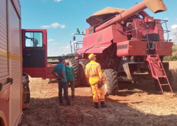 Incêndio atinge colheitadeira de soja na zona rural de Bambuí