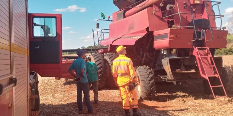 Incêndio atinge colheitadeira de soja na zona rural de Bambuí