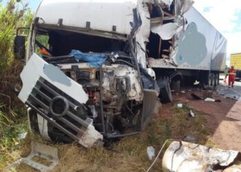 Motorista morre após batida entre carretas na BR-262, em Córrego Danta