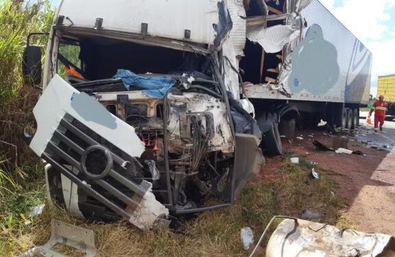 Motorista morre após batida entre carretas na BR-262, em Córrego Danta
