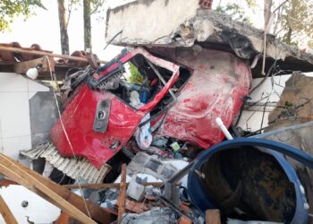 Pains: Carreta sai da pista e colide com residência às margens da MG 170