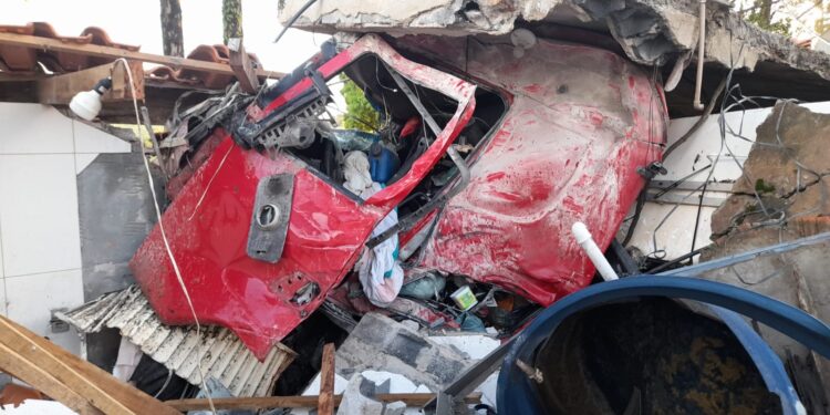 Pains: Carreta sai da pista e colide com residência às margens da MG 170