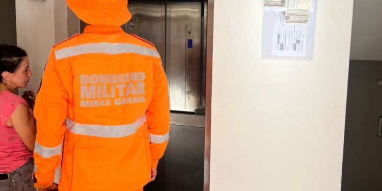 Mulher fica presa em elevador no bairro Santo Antônio, em Formiga