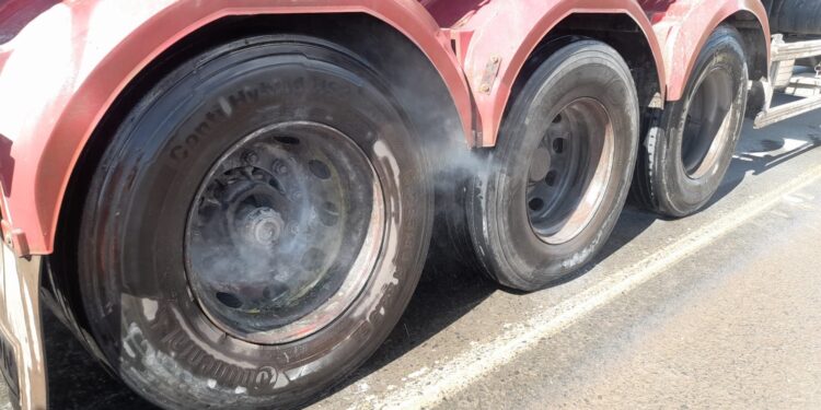 Incêndio em carreta é registrado na BR-354, em Arcos