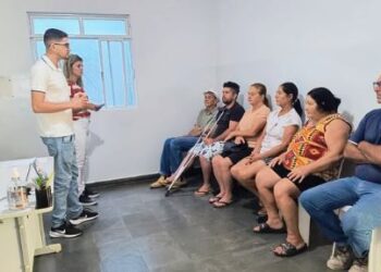 Fisioterapeutas realizam ação no Centro de Saúde Funcional de Córrego Fundo sobre prevenção de quedas