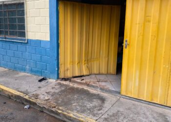 Carro colide com portão de escola durante a madrugada no Nossa Senhora de Lourdes