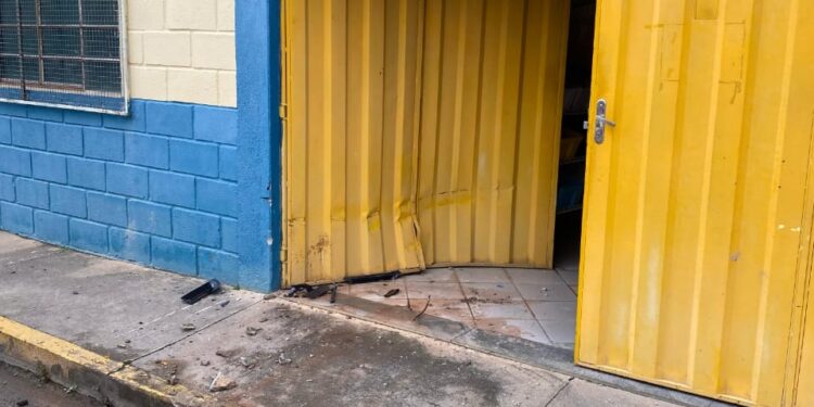 Carro colide com portão de escola durante a madrugada no Nossa Senhora de Lourdes