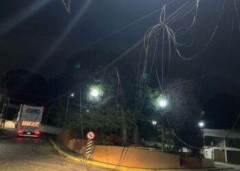Carreta rompe fiação elétrica próximo à Praça do TG e causa transtornos; veja imagens