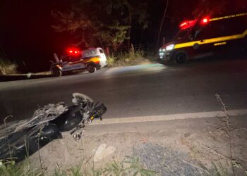 Motociclista fica ferido em colisão com carro em estrada vicinal de Arcos