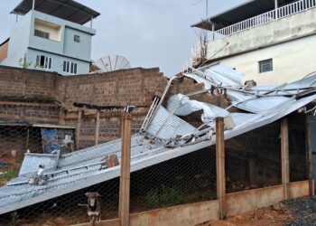 Cobertura metálica é arremessada por ventania durante temporal em Formiga