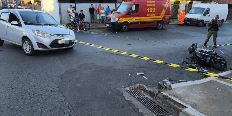 Motociclista fica inconsciente após colisão com automóvel em Formiga