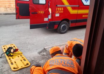 Jovem fica ferida após ser atingida por barra de ferro em Arcos