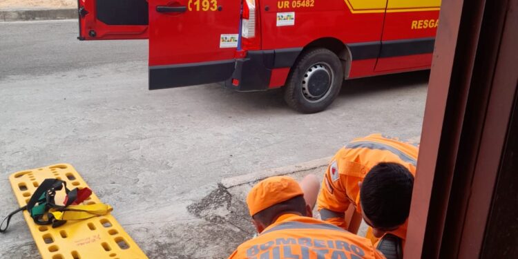 Jovem fica ferida após ser atingida por barra de ferro em Arcos