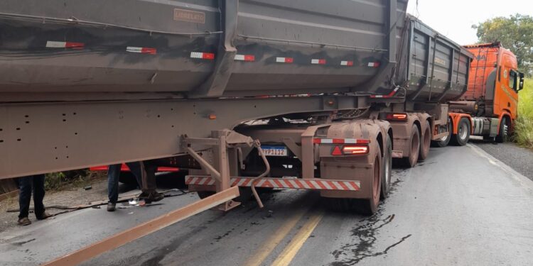 Colisão entre quatro veículos de grande porte provoca interrupção na BR-354