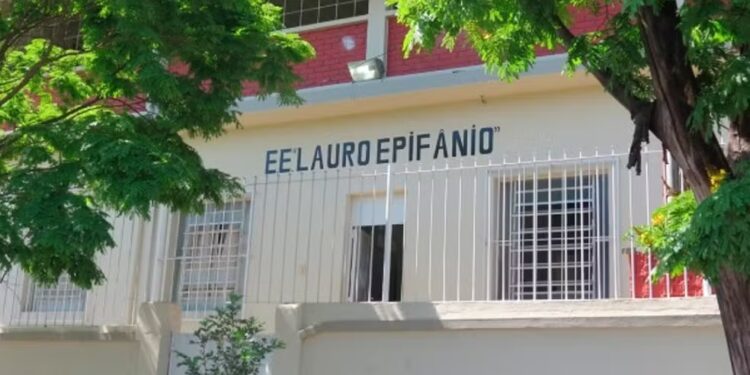 Mãe de aluno é detida após agredir professora na porta de escola em Divinópolis