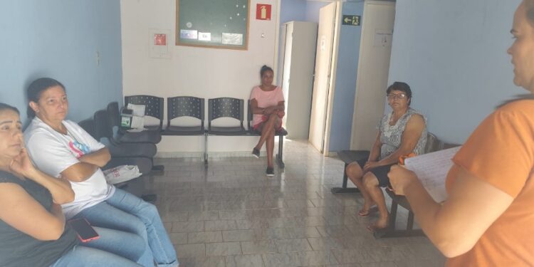 Córrego Fundo: Comunidade de Falhas se informa sobre vacinação em roda de conversa