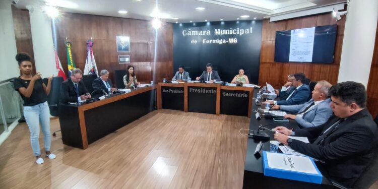 Câmara de Formiga aprova projetos de transporte público e moradia prioritária para mães atípicas