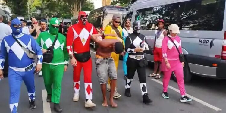 Policiais civis fantasiados prendem homem com celulares roubados em SP