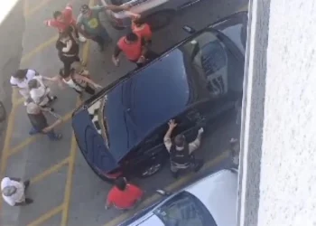 Policial quebra vidro de carro para resgatar bebê trancado dentro de veículo em Minas