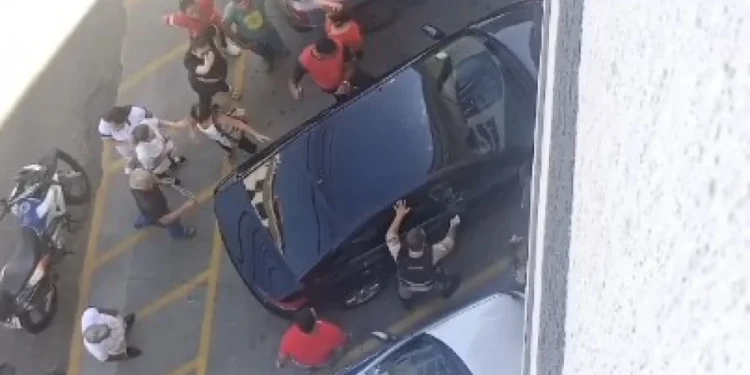 Policial quebra vidro de carro para resgatar bebê trancado dentro de veículo em Minas