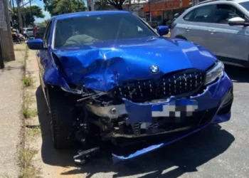Dono de lava-jato pega BMW de cliente, avança sinal e causa acidente em BH
